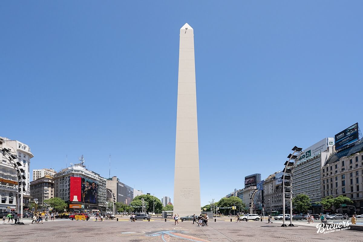 Der Obelisk an der Avenida 9 de Julio ist das Wahrzeihen von Buenos Aires