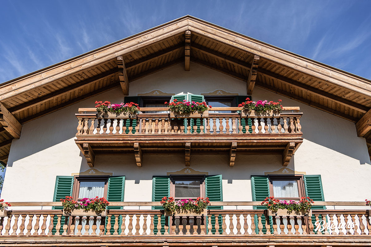 Bluemgeschmückte Balkone an den Alpenhäusern in Maria Alm