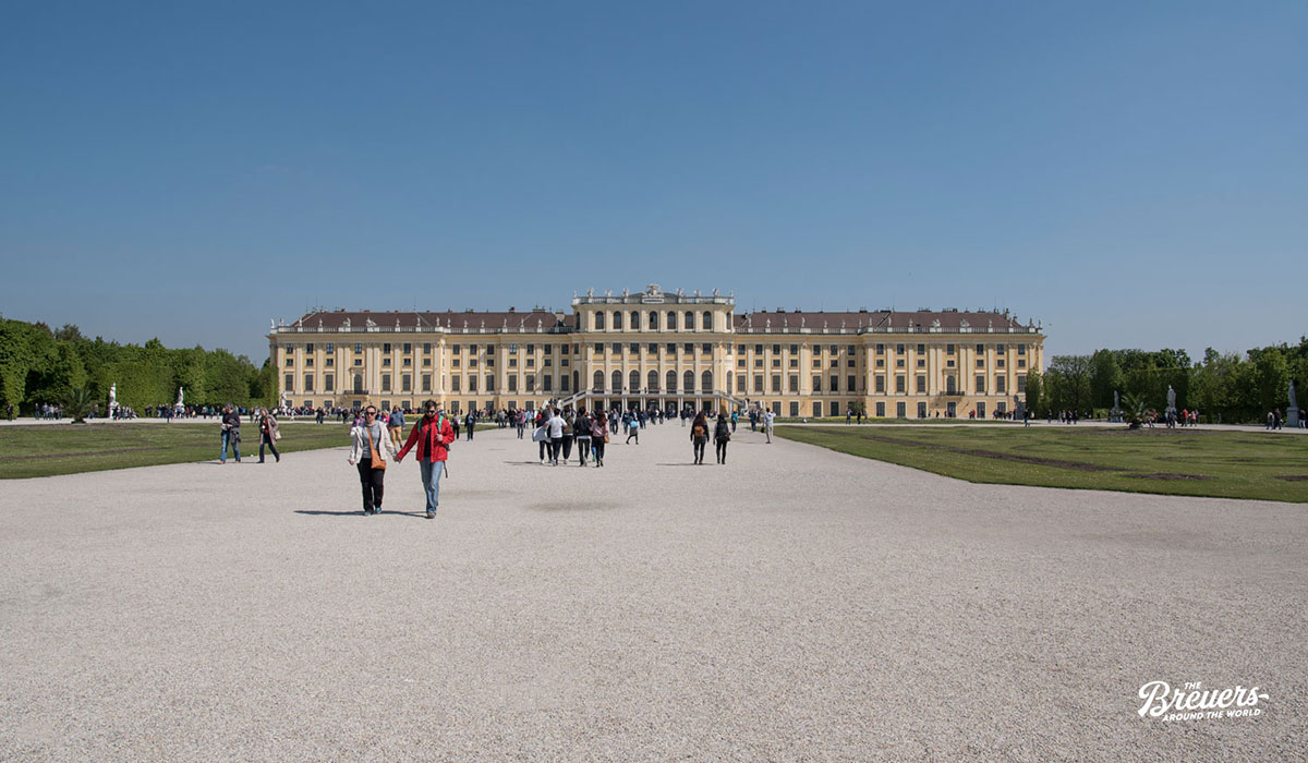 Rückseite von Schloss Schönbrunn in Wien mit Blick in den Park