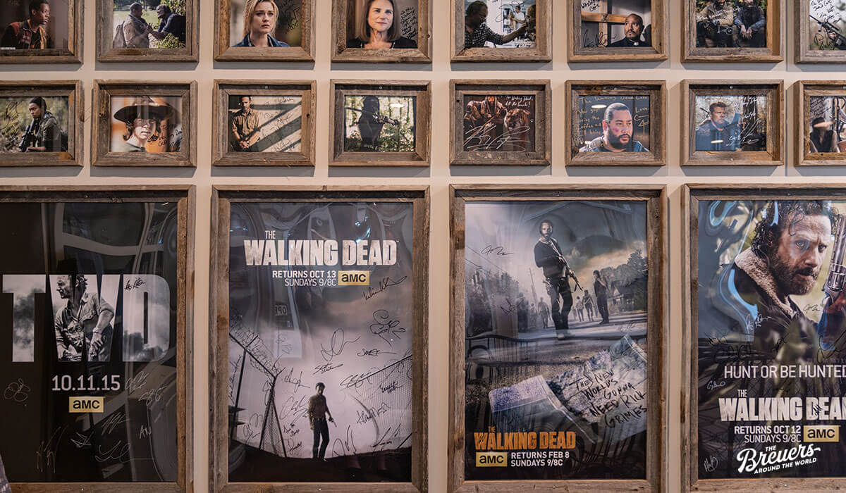 Poster und Memorabilia im Fanshop „The Walking Dead Woodbury“ in Senoia