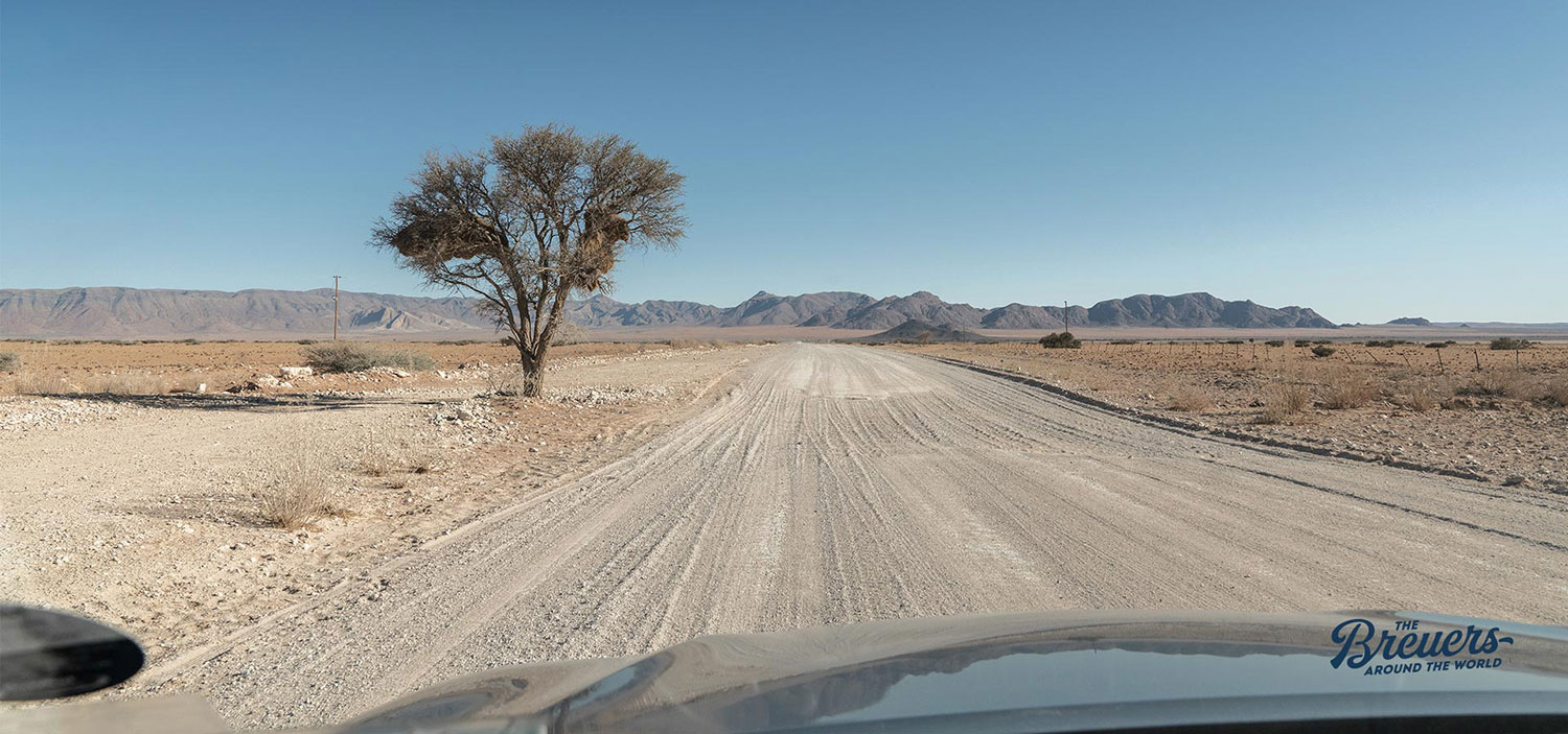 Typische Schotterpiste auf einem Roadtrip durch Namibia