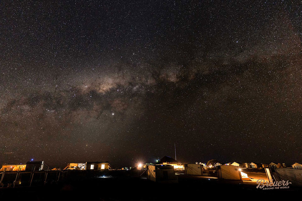 Die Milchstraße ist mit bloßem Auge vom Camp in der Sossusvlei Wüste zu sehen