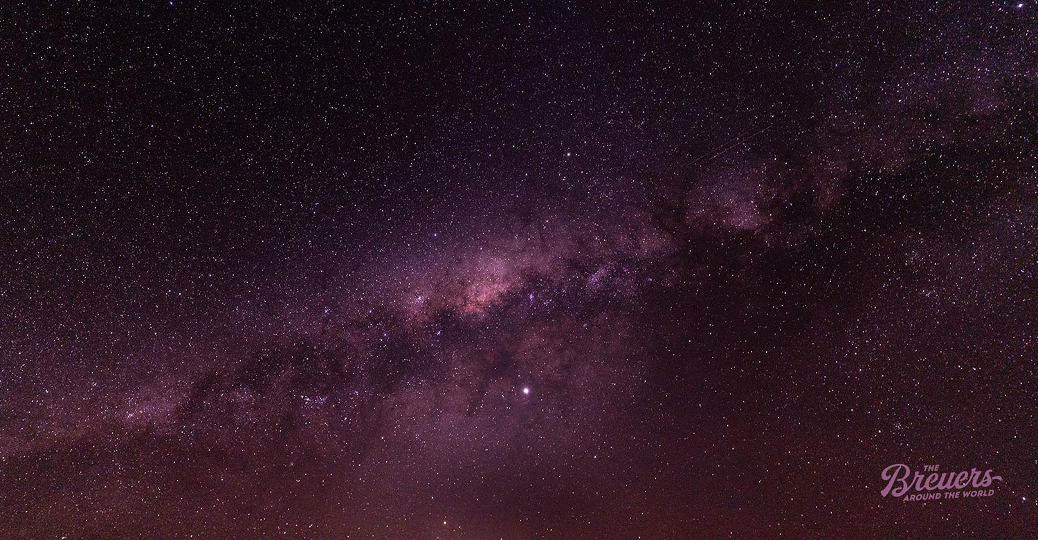 Die Milchstraße ist in der Wüste von Namibia besonders gut zu sehen
