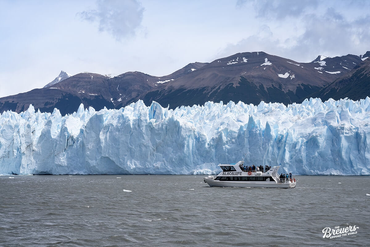 Schiff vor dem Perito Moreno Gletscher in El Calafate