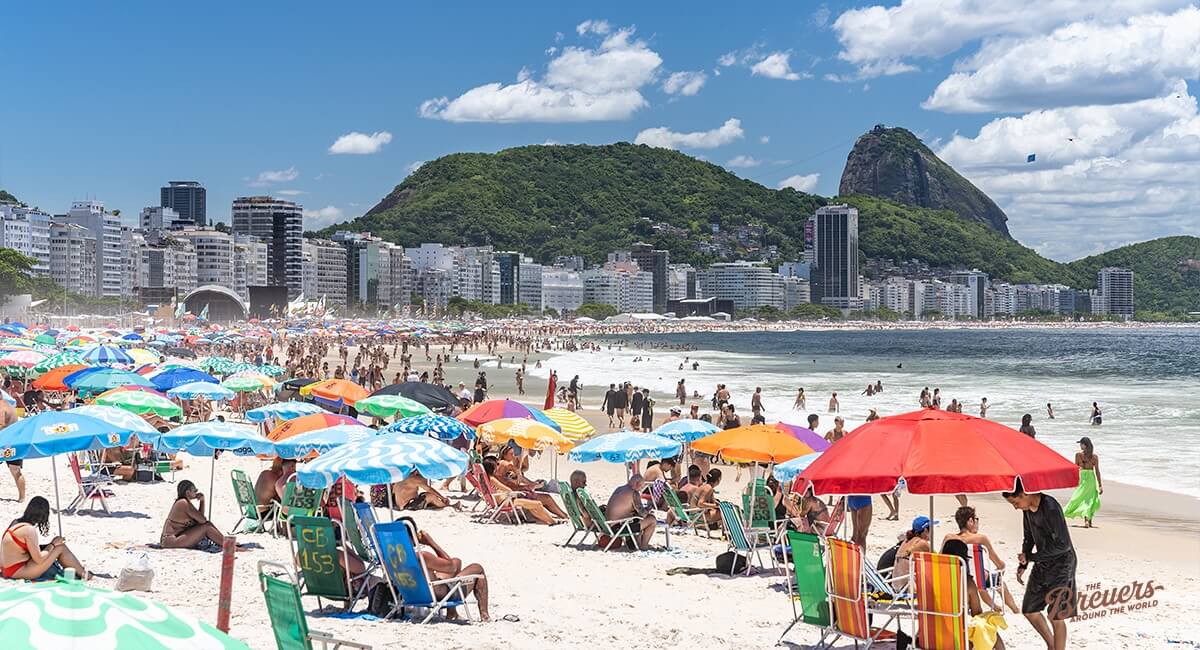 Buntes Treiben an der Copacabana in Rio de Janeiro