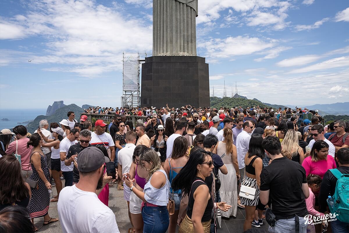 Menschenmasse an der Christo Redentor in Rio de Janeiro