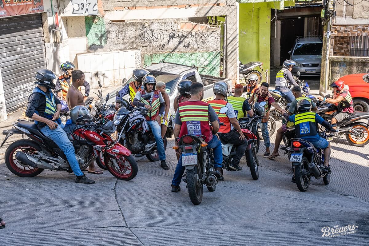 Mit dem Motorrad-Taxi in die Favela Rocinha von Rio de Janeiro