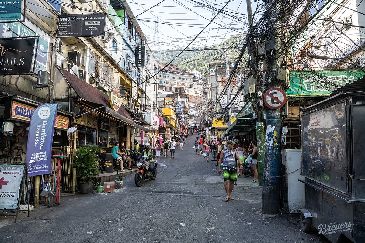 Straße in der Favela Rocinho von Rio de Janeiro