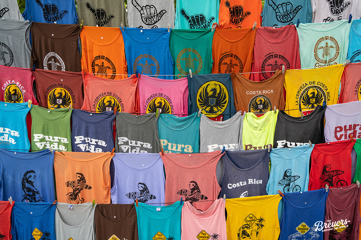 T-Shirt Verkäufer am Strand von Domincal in Costa Rica