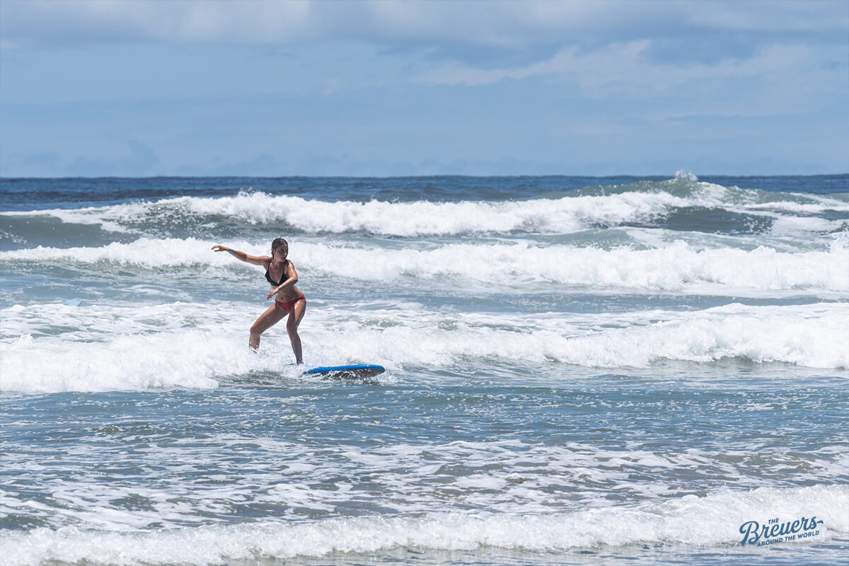 Surfer an der Playa Hermosa in Costa Rica