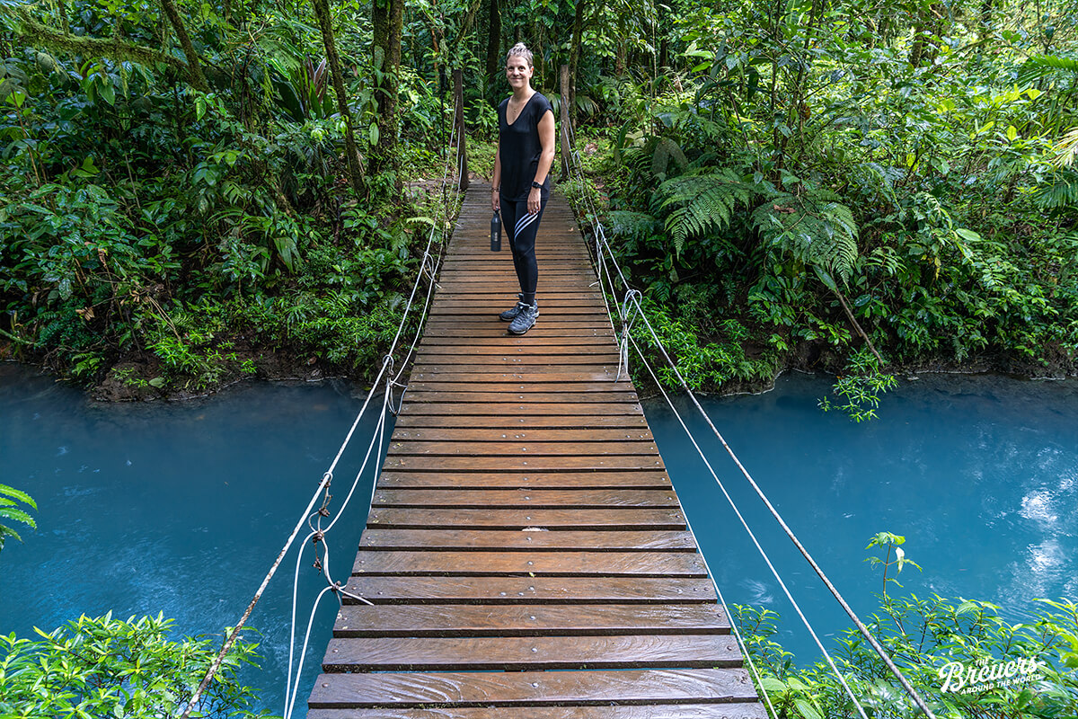 Brücke über den türkisen Rio Celeste im Tenorio Nationalpark