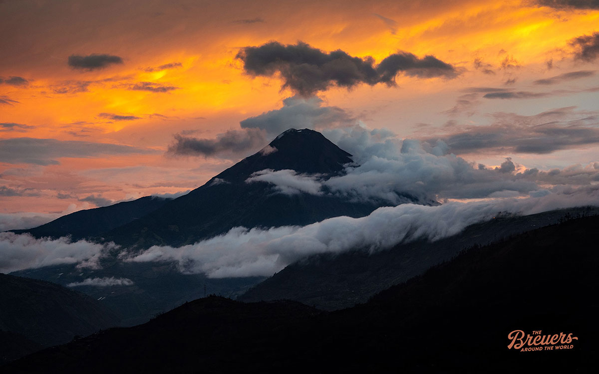 Tungurahua Vulkan im Sonnenuntergang von Ecuador