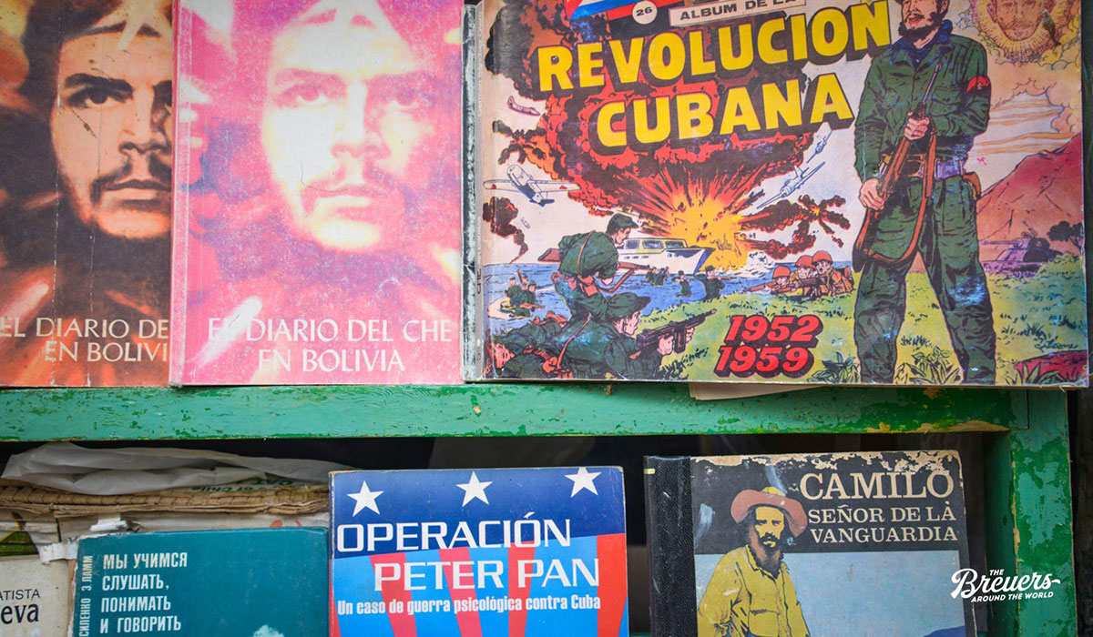 Che Guevara ist auf auf den alten Büchern und Magazinen immer noch in Havanna präsent