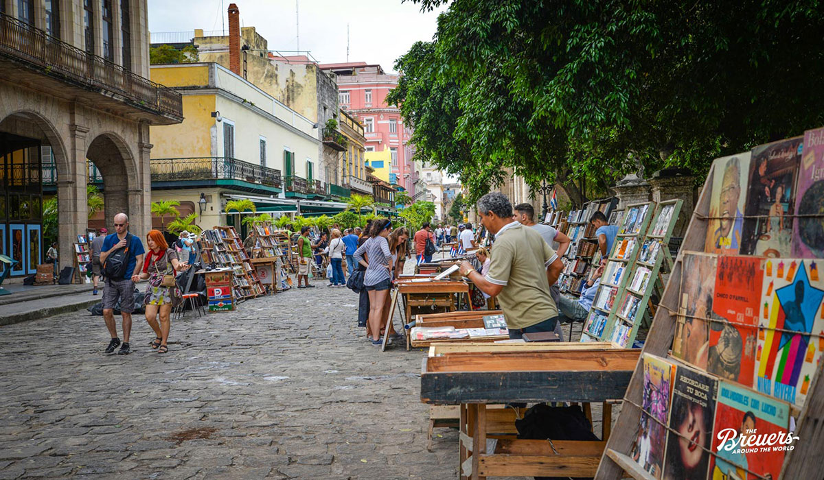 Bücher aus der Zeit der Revolution gibt es auf dem Placa de Armas in Havanna