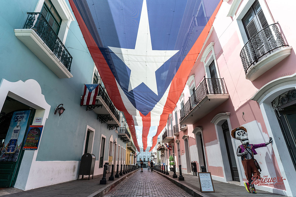 Calle Fortaleza mit der riesigen Flagge von Puerto Ricos ist ein Highlights in San Juans Altstadt
