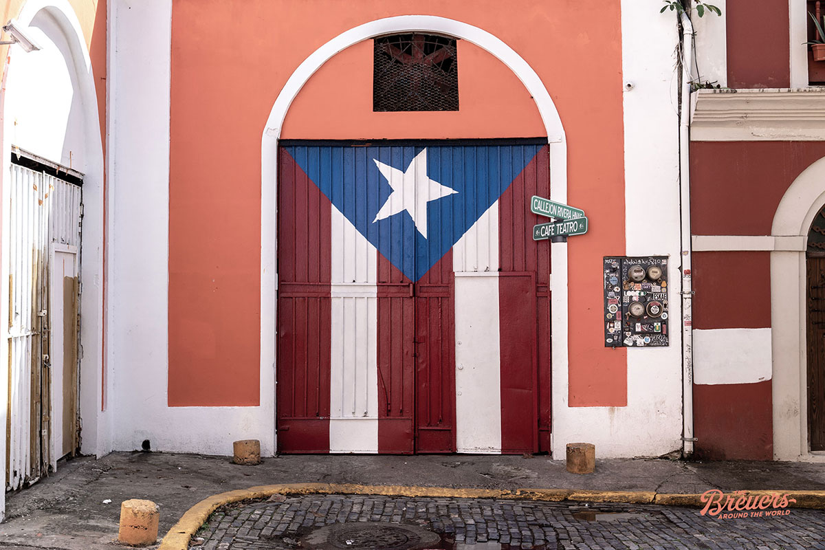 Calle Imperial mit der Holztür und der Flagge Puerto Ricos