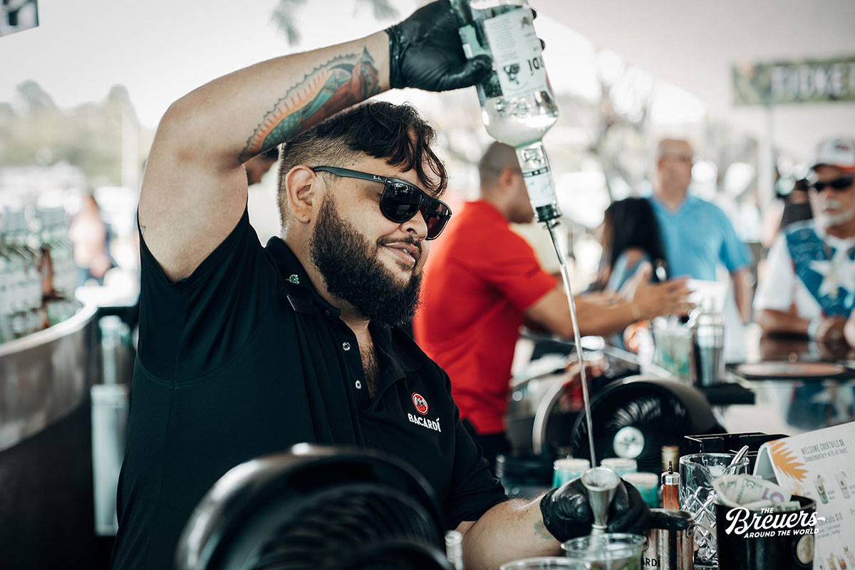 Barkeeper mixt einen Mojito vor einer Tour über das Bacardi Gelände in San Juan