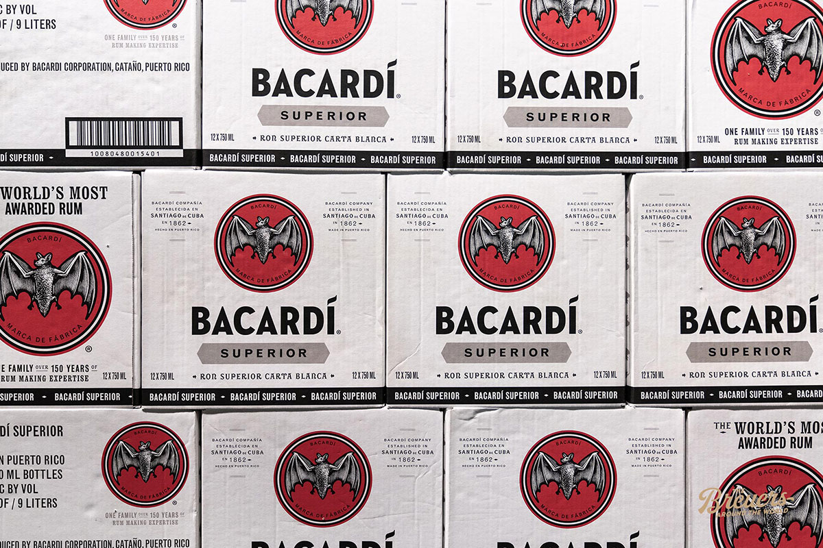 Bacardi Kartons werden von San Juan aus in die Welt verschickt