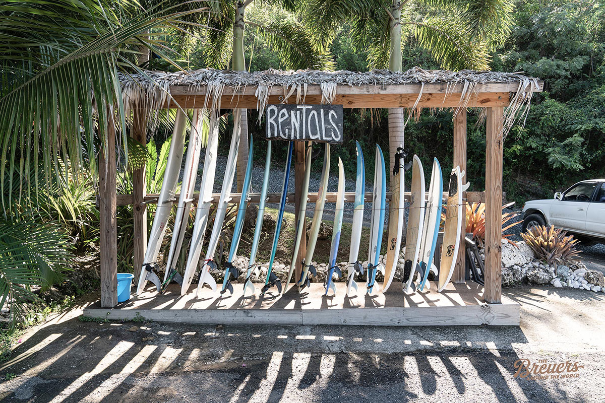 An der Westküste von Puerto Rico kann man sich Surfboards mieten
