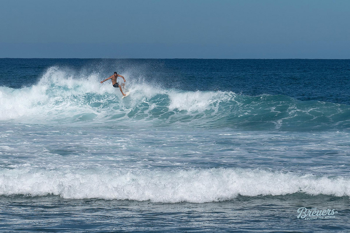 Surfer am Playa Domes an der Westküste