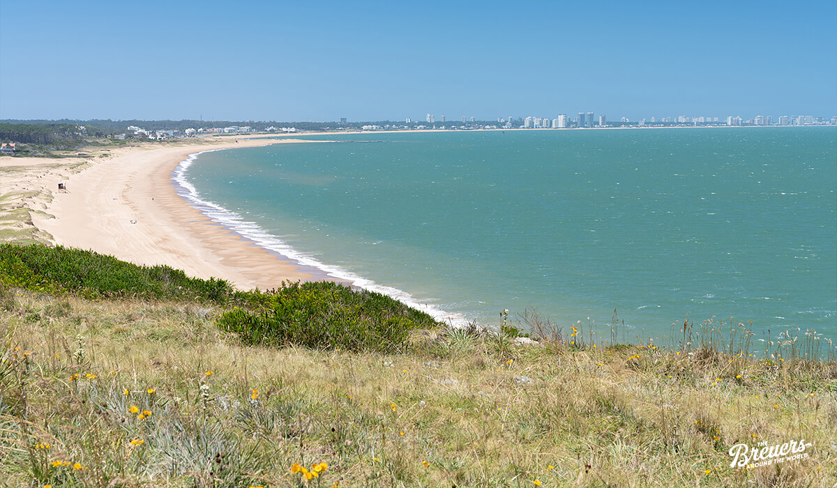 Blick von Punta Ballena über die Bucht mit Punta del Esta im Hintergrund