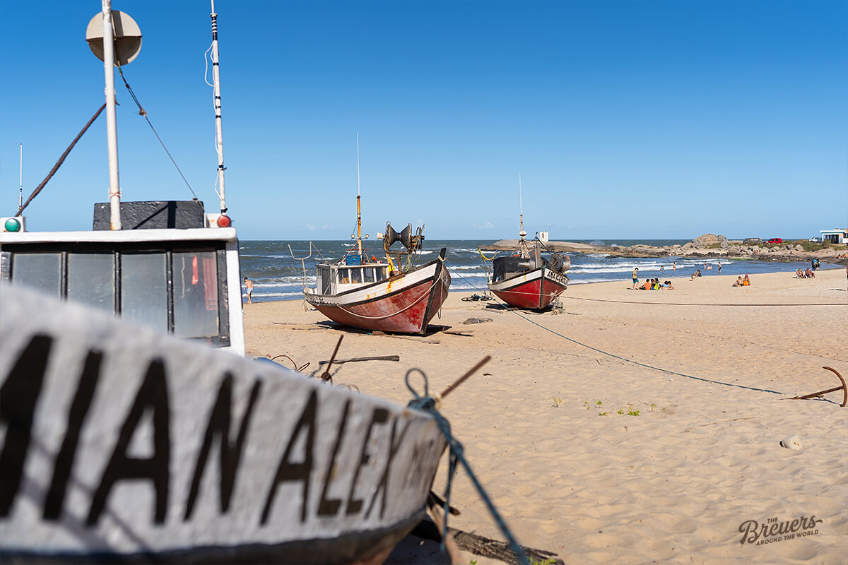 Fischerboote am Strand von Punta del Diablo in Uruguay