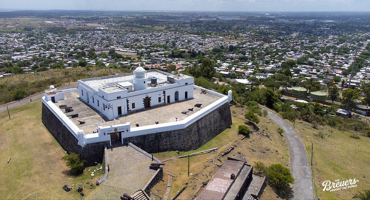 Luftbild vom Fortaleza del Cerro in Uruguay