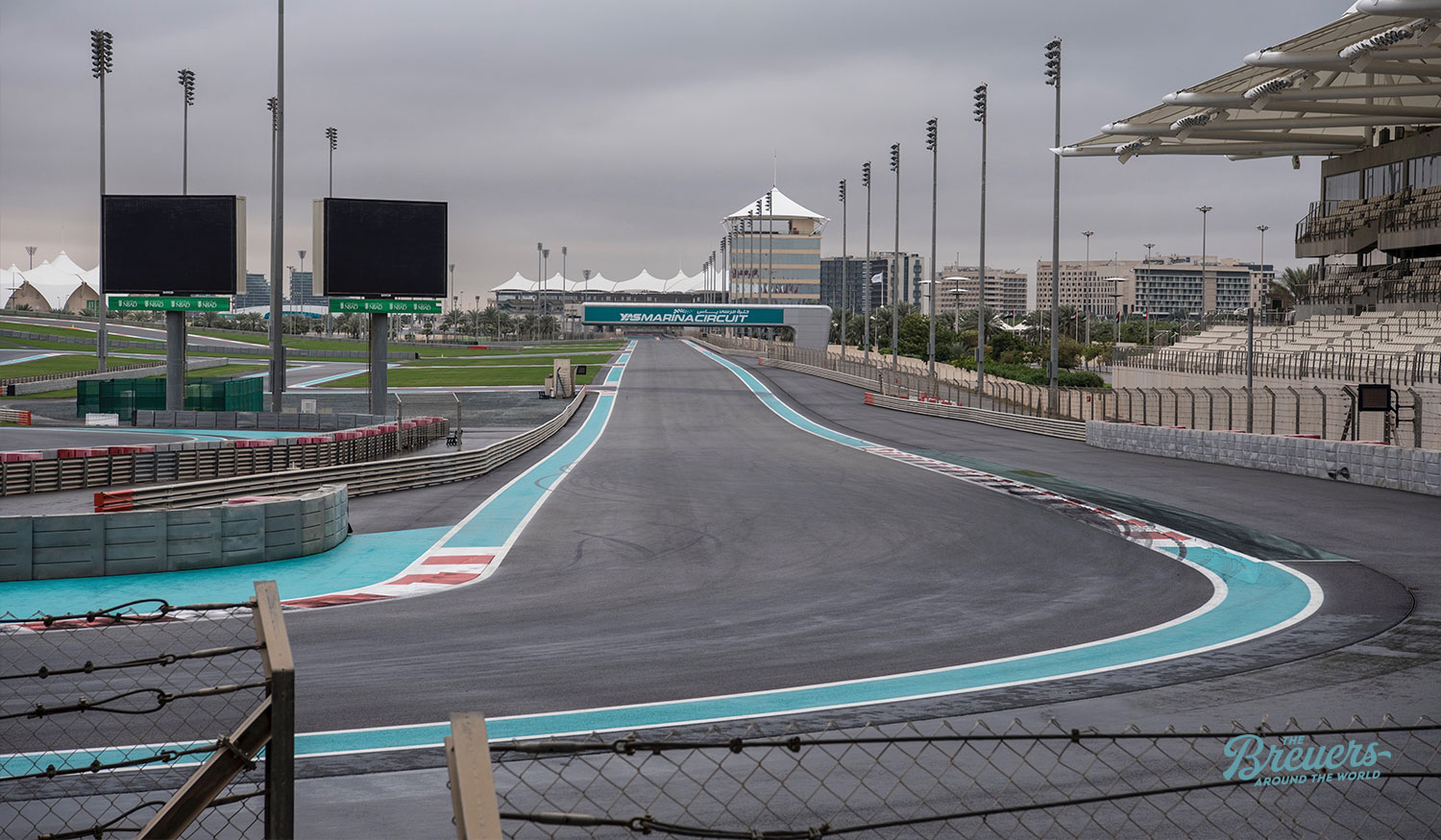 Die berühmte Rennstrecke Yas Marina Circuit von Abu Dhabi