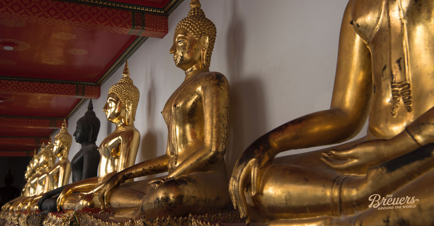 Goldene Statuen in einem Tempel von Bangkok