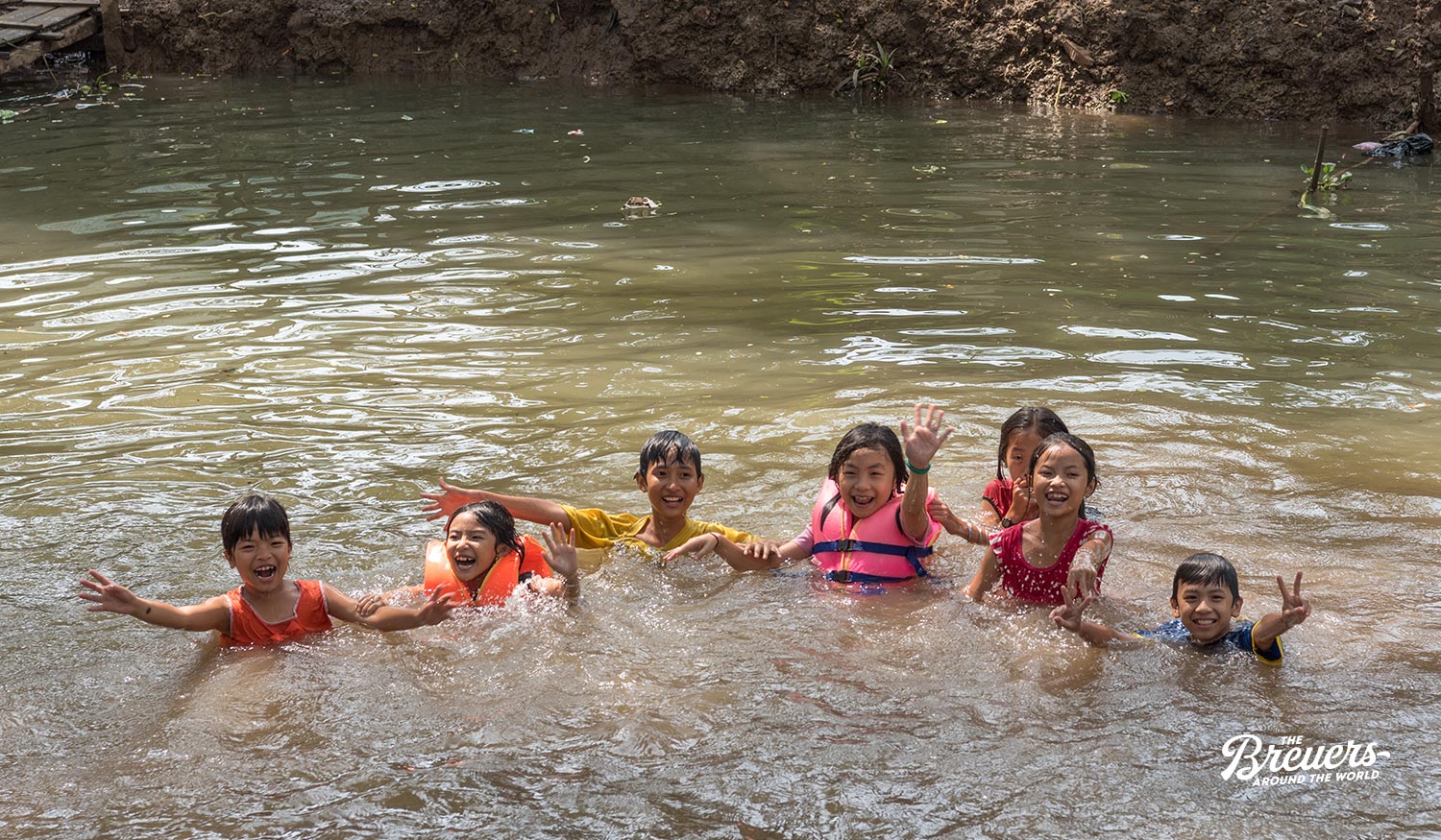 Kinder plantschen im Wasser auf Mr Tiger Island Vietnam