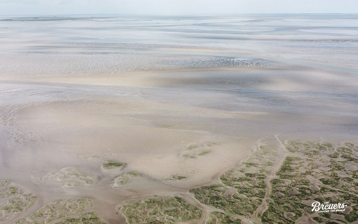 Nationalpark Wattenmeer aus der Luft von Pellworm mit Blick auf Hallig Hooge