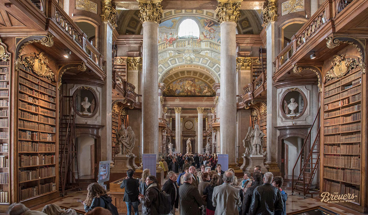 Viele Besucher in der Wiener Nationalbibliothek