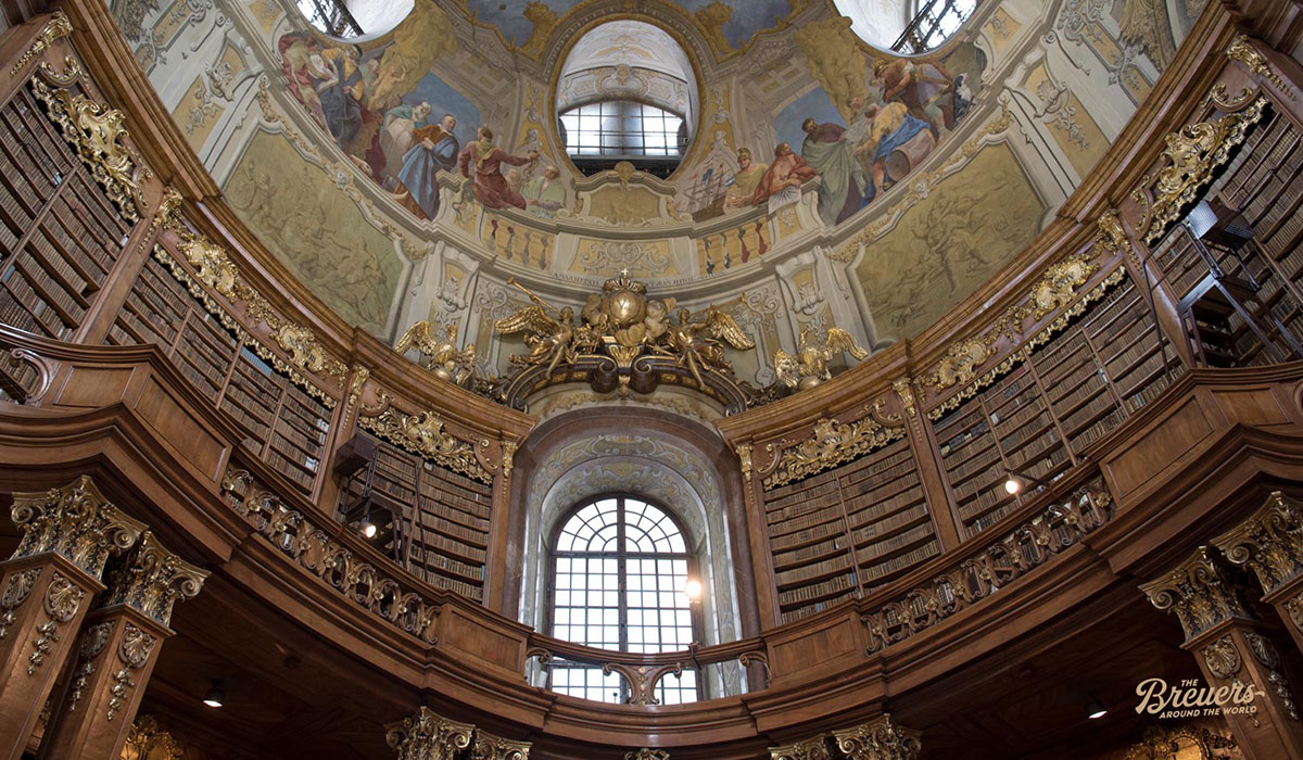 Blick unter die Kuppel der Wiener Nationalbibliothek