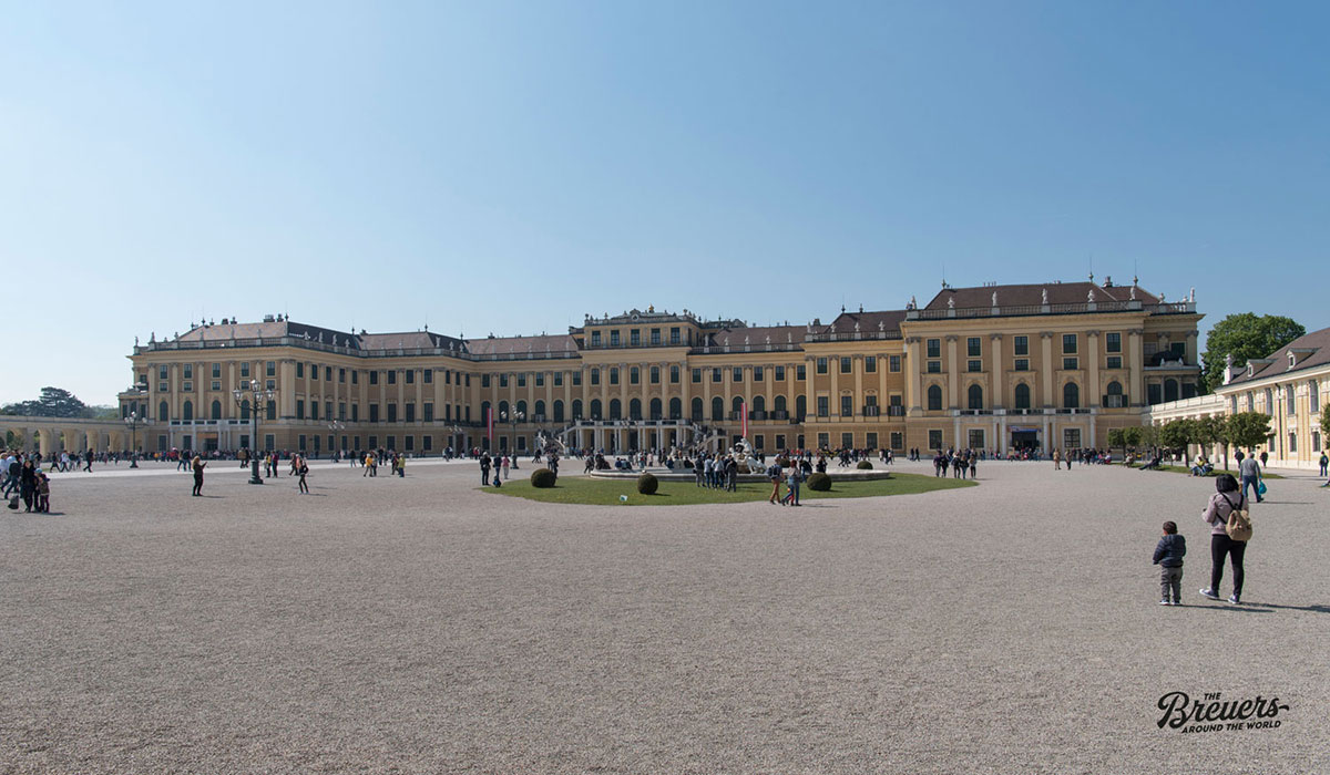 Front von Schloss Schönbrunn in Wien