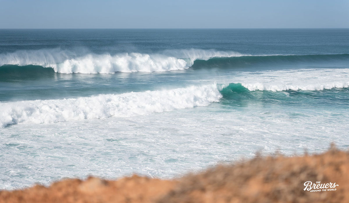 Wellen in Tavira an der Algarve in Portugal