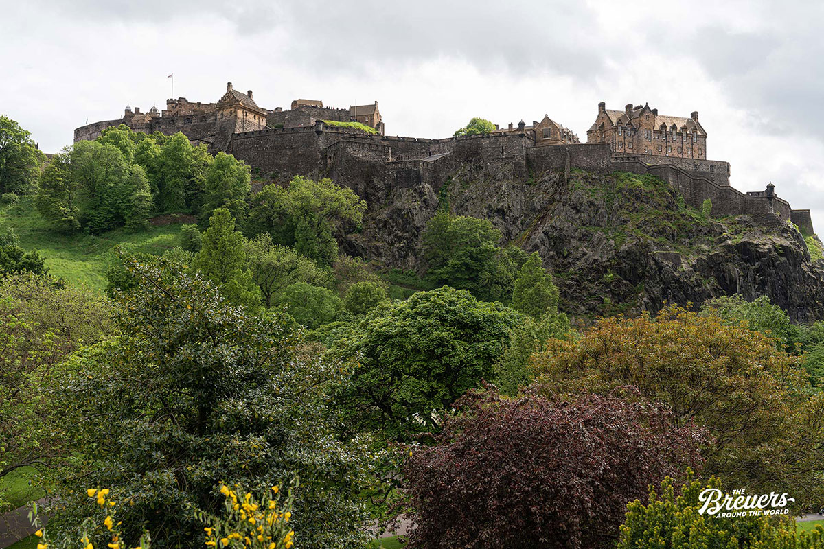 Edinburgh Castle thront hoch oben auf einem Felsen