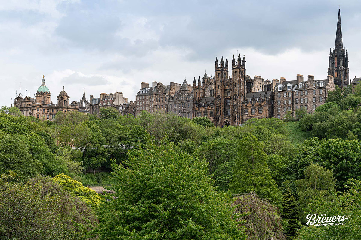 Princess Street Gardens in Edinburgh trennt die Altstadt von der Neustadt