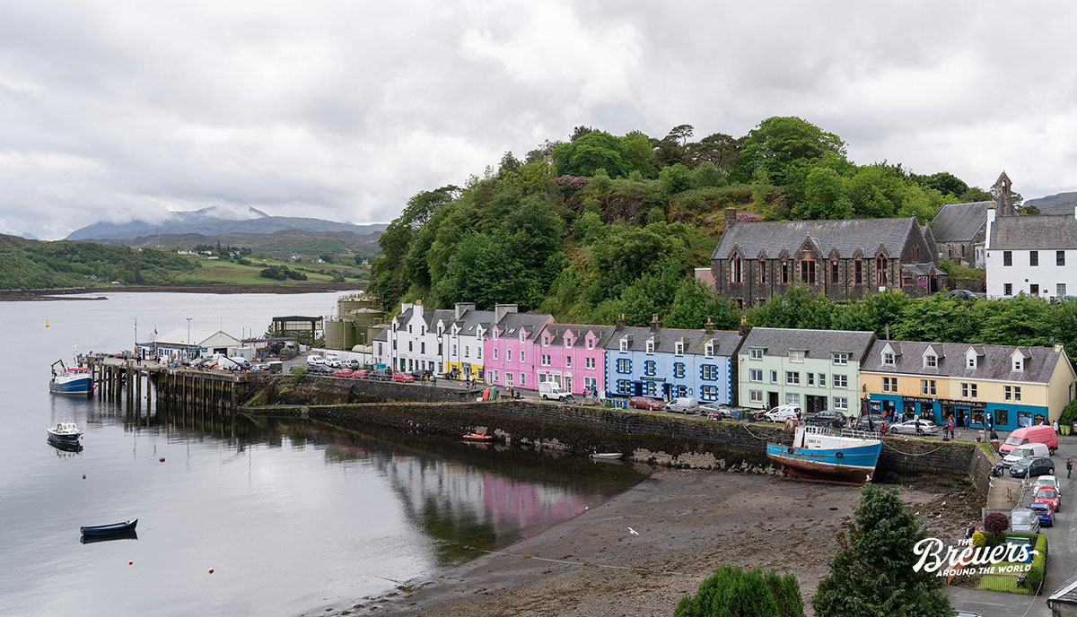Blick auf den Hafen von Portree auf der Isle of Skye