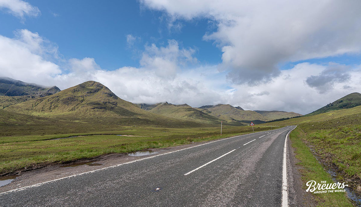 Straße durch die Highlands von Schottland