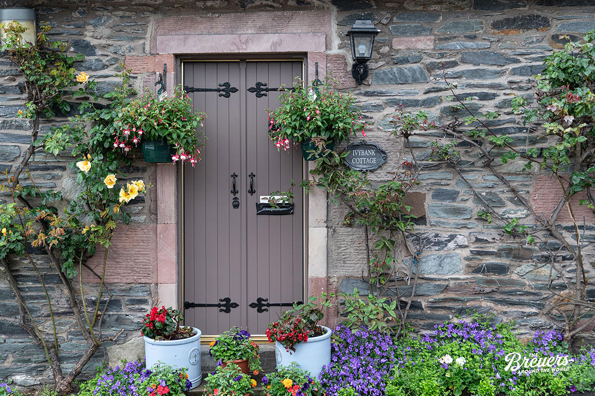 Blumengeschmückte Tür im Dorf Luss auf einer Schottland Rundreise