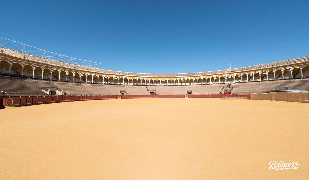 Mitten in der Stierkampfarena La Maestranza in Sevilla Andalusien