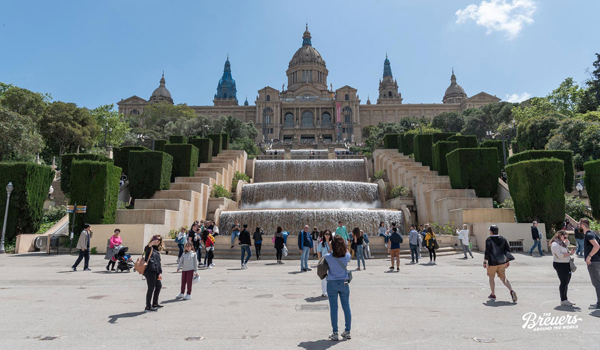 Barcelonas Nationales Kunstmuseum oberhalb des Plaça de les Cascades