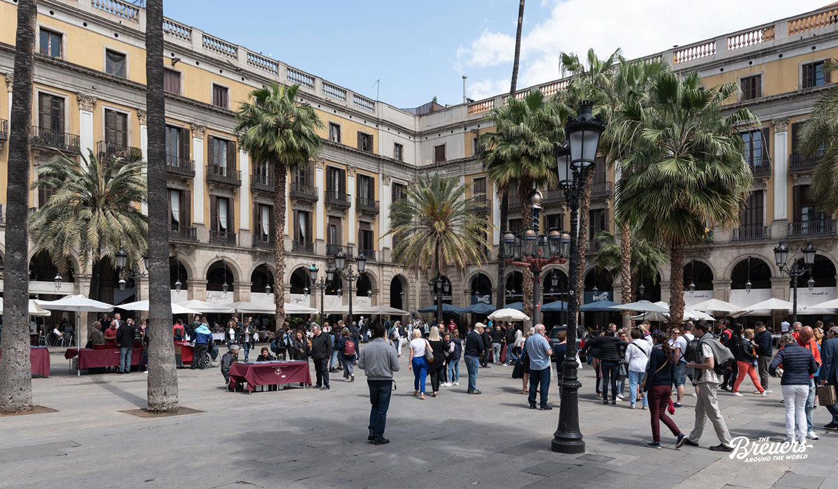 Plaza mit vielen Menschen auf einer Städtereise nach Barcelona