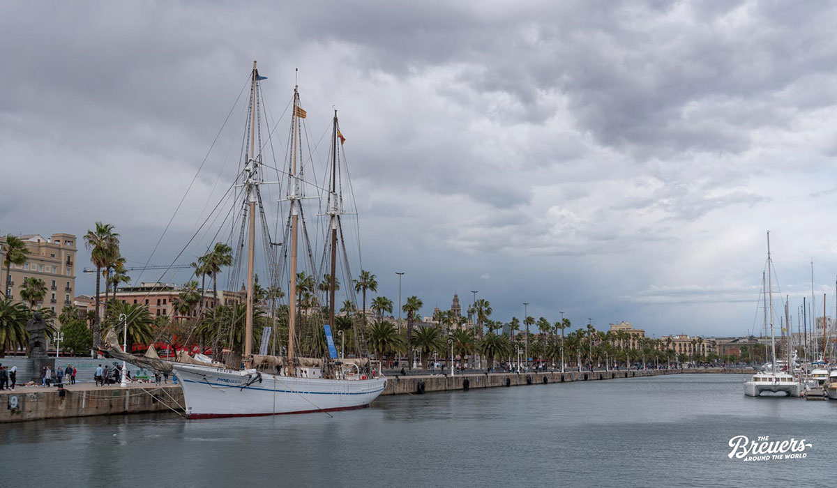 Segelschiff in Barcelonas Hafen Port Vell