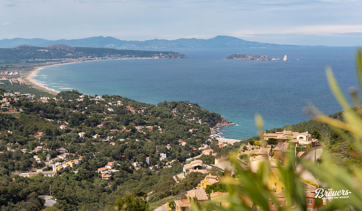 Blick vom Burgberg von Begur auf die Costa Brava