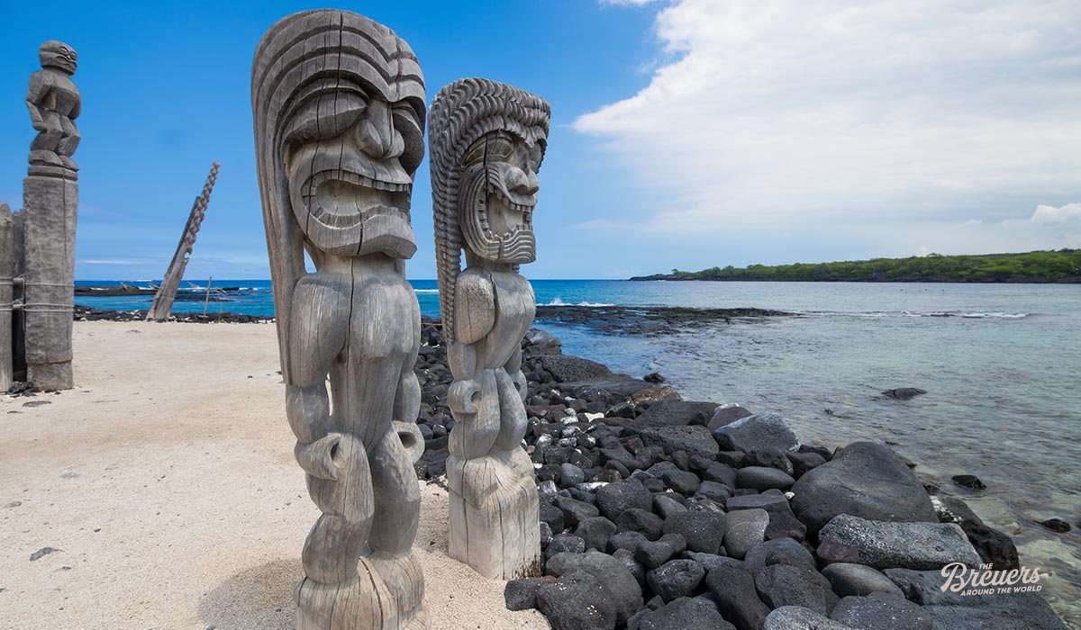 Hölzerne Götterstatuen auf Big Island