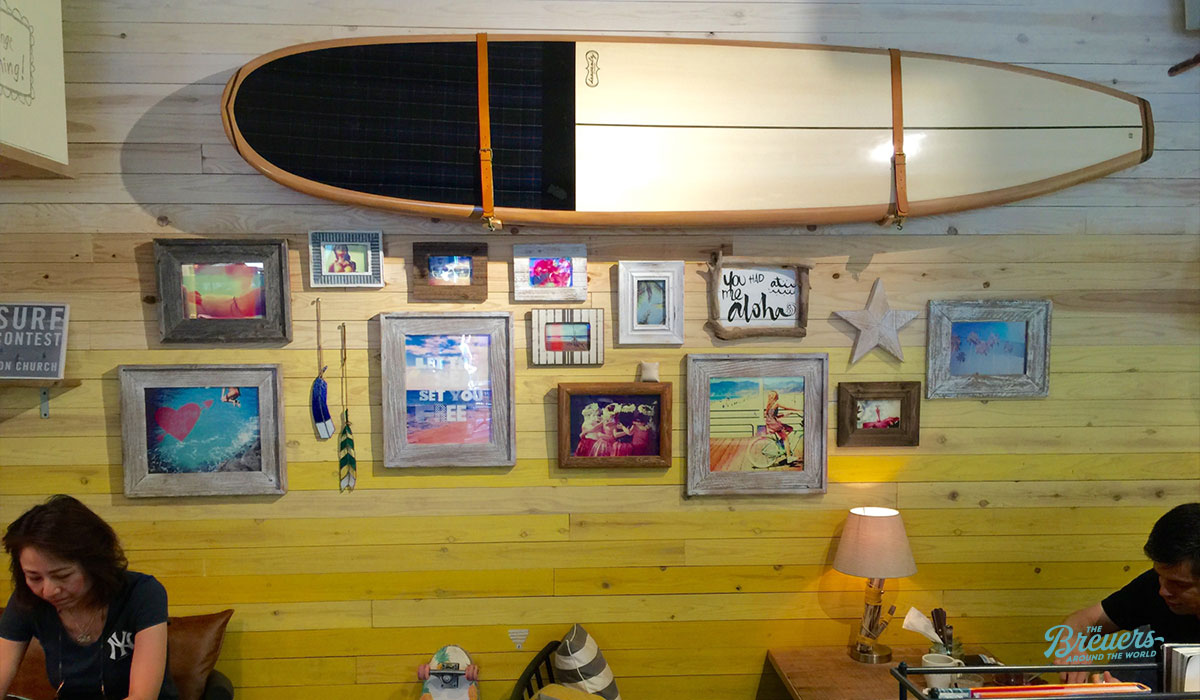 Auch in den Cafes von Oahu ist Surfen ein großes Thema