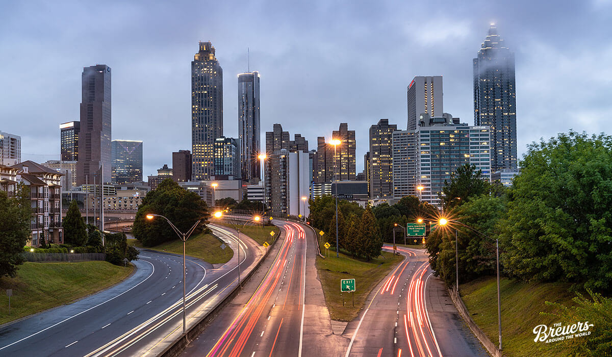 Blick auf die Skyline von Atlanta von der Jackson Street Bridge