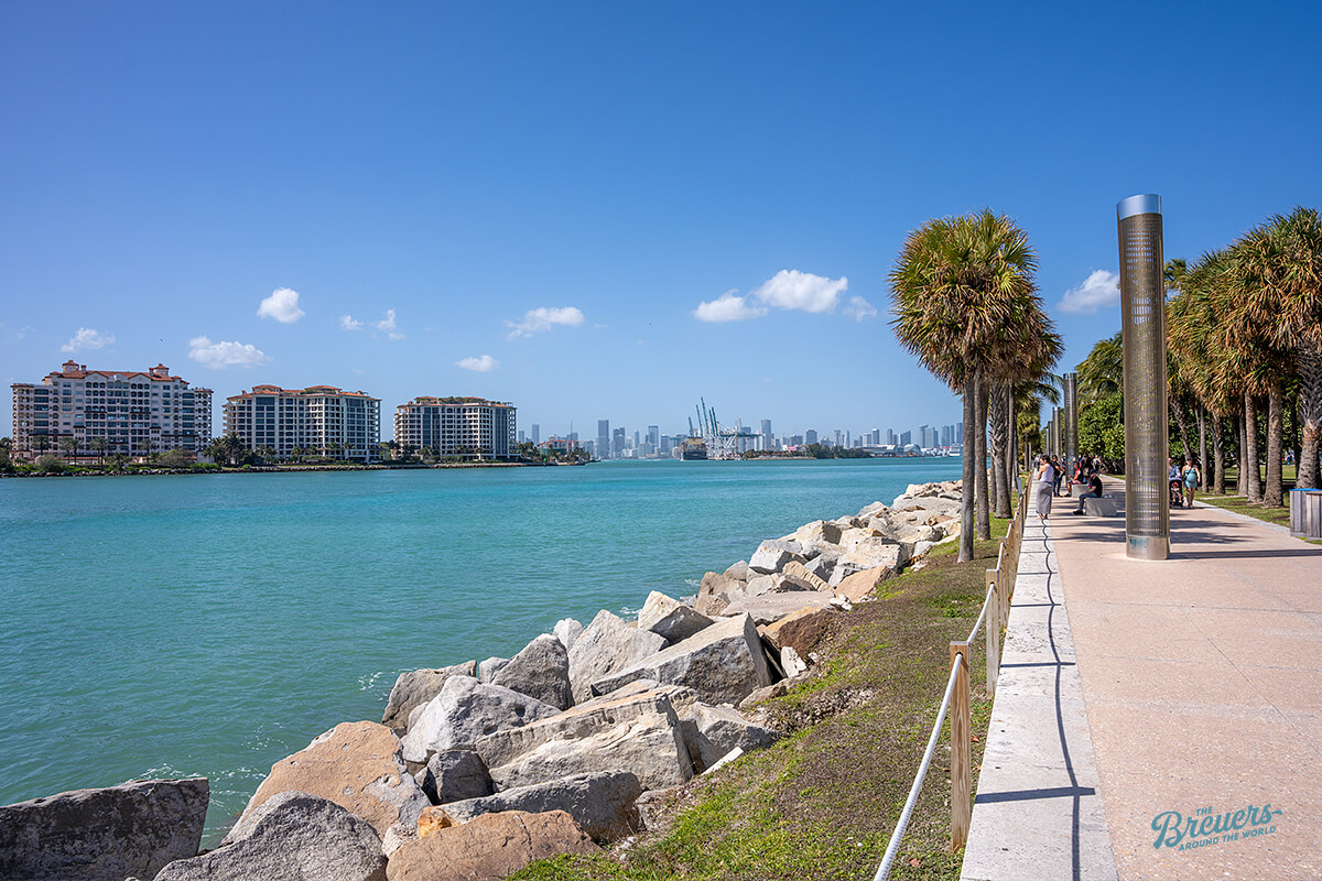 South Pounte Park in Miami Beach mit Blick auf die Skyline von Downtown