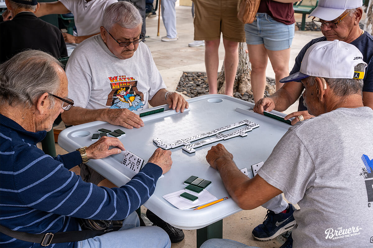 Kubaner spielen Domino im Máximo Gómez Park, Little Havana
